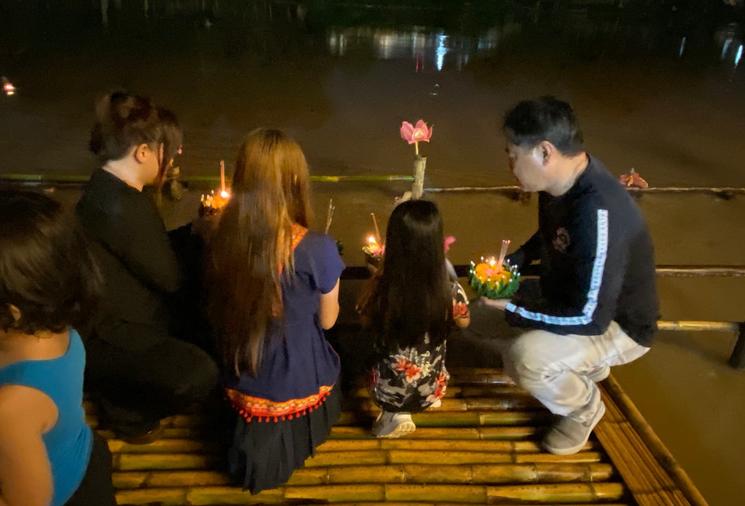 Famille Krathongs de nuit