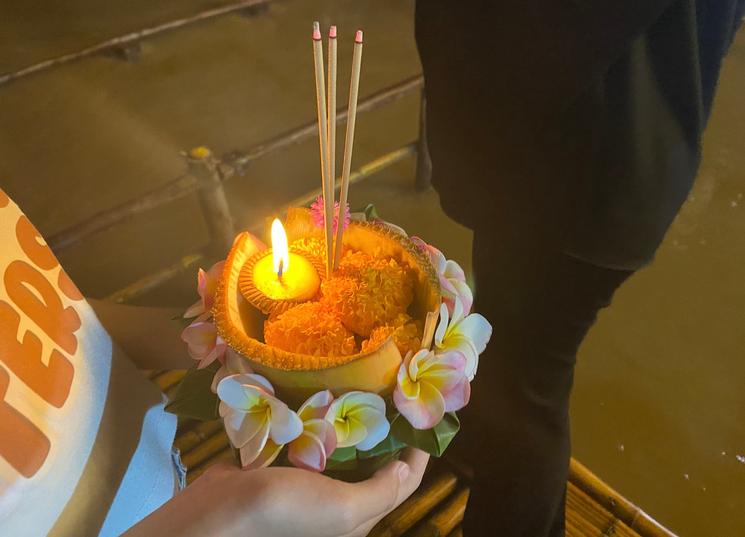 Krathong allumé en main