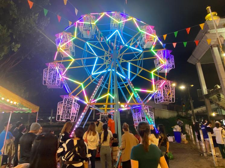 Grande roue éclairée multicolore