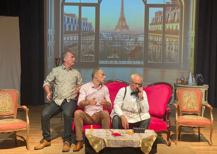 Jean-Boris Roux, au centre, dans Le Dîner de Cons