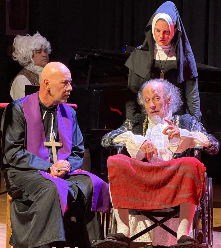 Nicolas, à gauche, interprète un curé