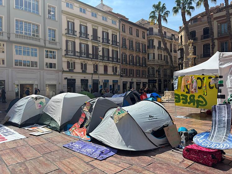 Pour le deuxième chapitre : Plusieurs dizaines de tentes sont installées depuis hier soir, Plaza de la Constitución.