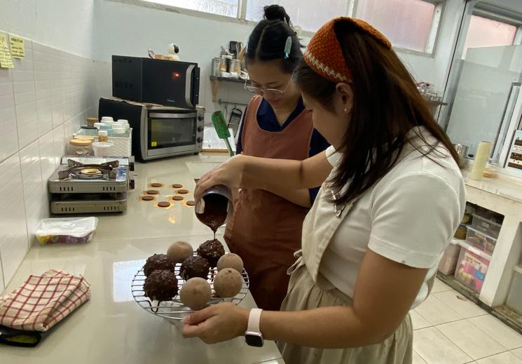 Jane et une assistante dans le labo de Khom