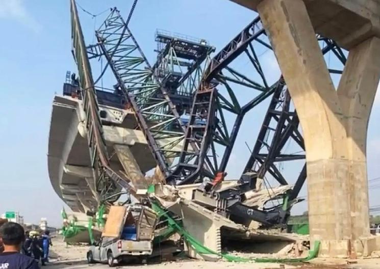 Effondrement grue route Thaïlande