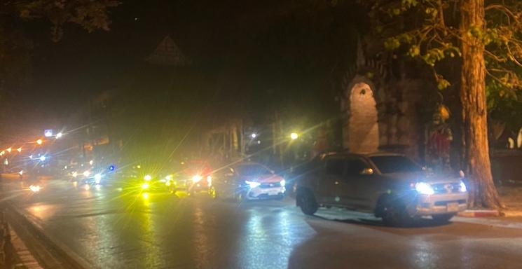 File de véhicules station service de nuit Chiang Mai