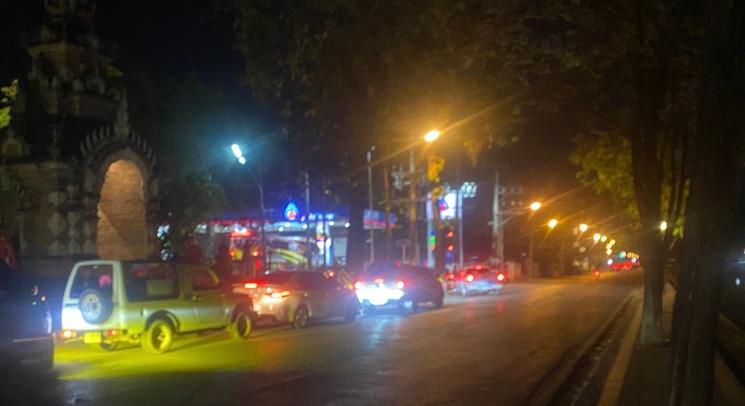 File de véhicules station service de nuit Chiang Mai