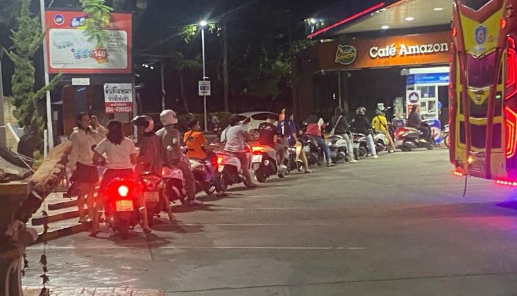 File scooters station service nuit