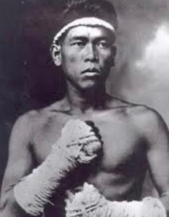 Premier grand champion de Muay Thai