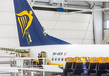 Intérieur du hangar de maintenance de Ryanair à l'aéroport de San Pablo. (María Guerra @ )