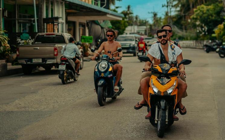 Touristes scooter Thaïlande