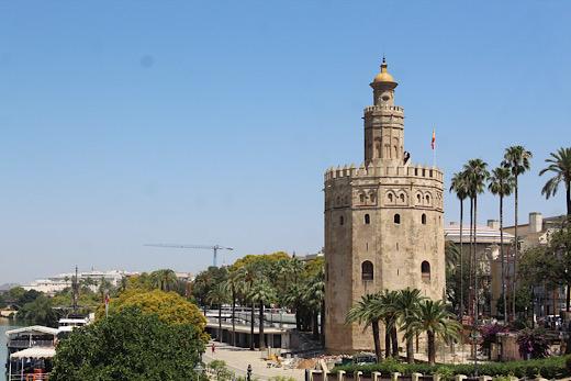 Patio de Banderas, au cœur du quartier Santa Cruz