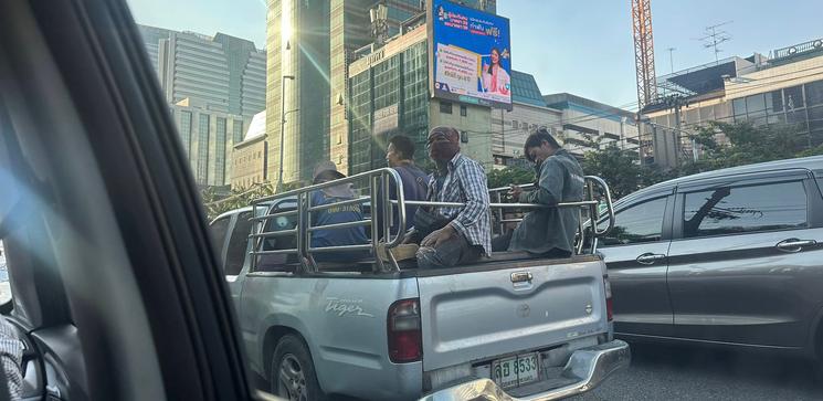 Travailleurs birmans sur pickup bangkok