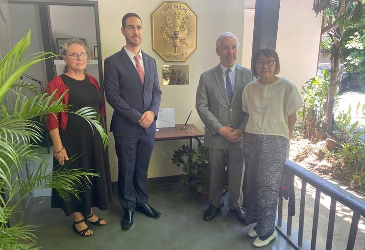 Carole Josse, Christophe Gestin, l’ambassadeur et son épouse devant le nouveau consulat honoraire de France à Chiang Mai