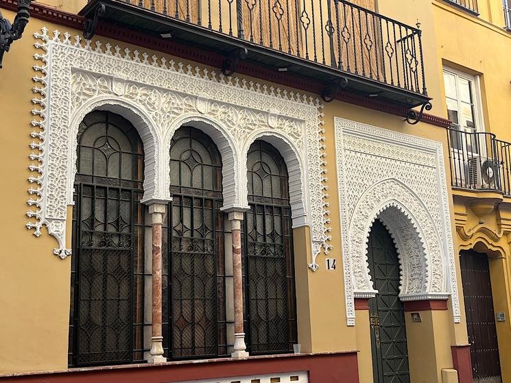 Les devantures des appartements de la ville portent encore le poids du passé arabo-musulman.