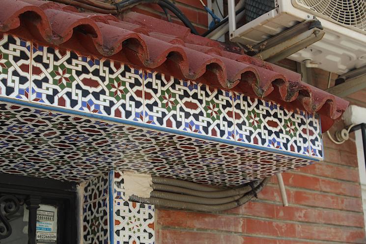 Si ses motifs évoquent le zellige marocain, cet azulejo est en réalité un unique carreau de céramique décoré, et non une mosaïque de petites pièces.