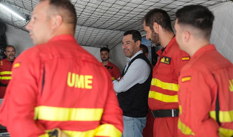 Des membres de l'UME exposent certains détails des opérations d'extinction au président de la Junta.