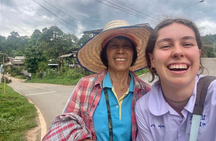 Blanche rencontre une vieille thaïlandaise
