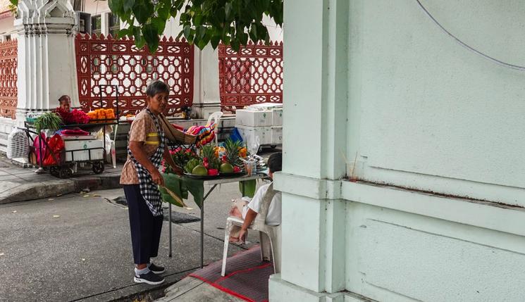 Femme vend fleurs Chulalongkorn day Bangkok