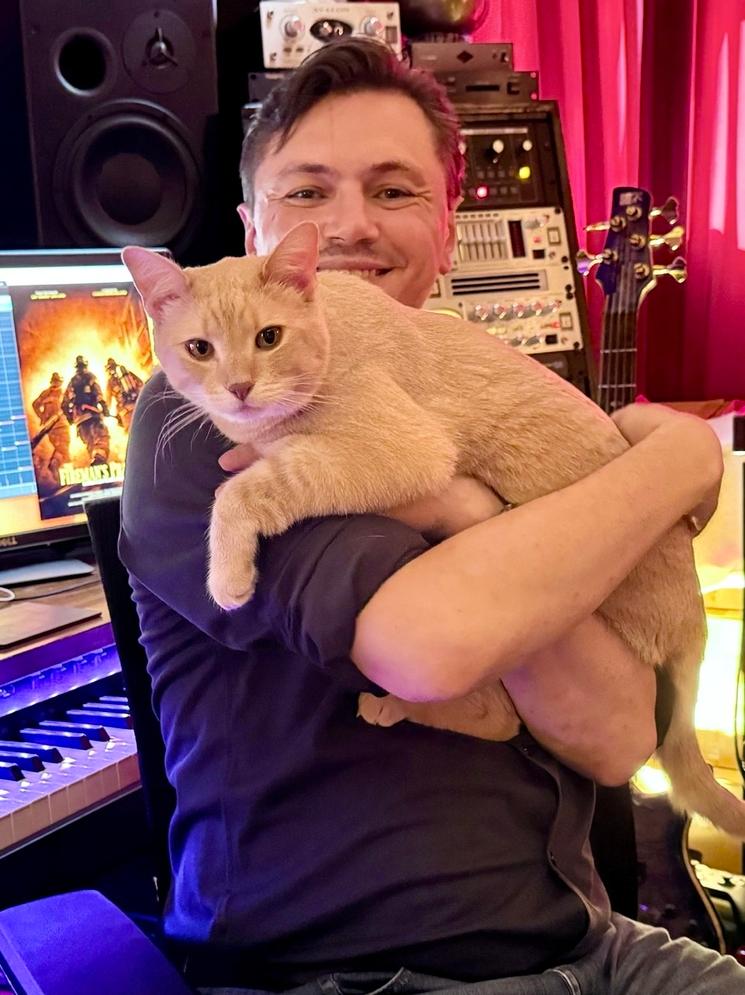 Charles-Henri Avelange avec son chat Champagne
