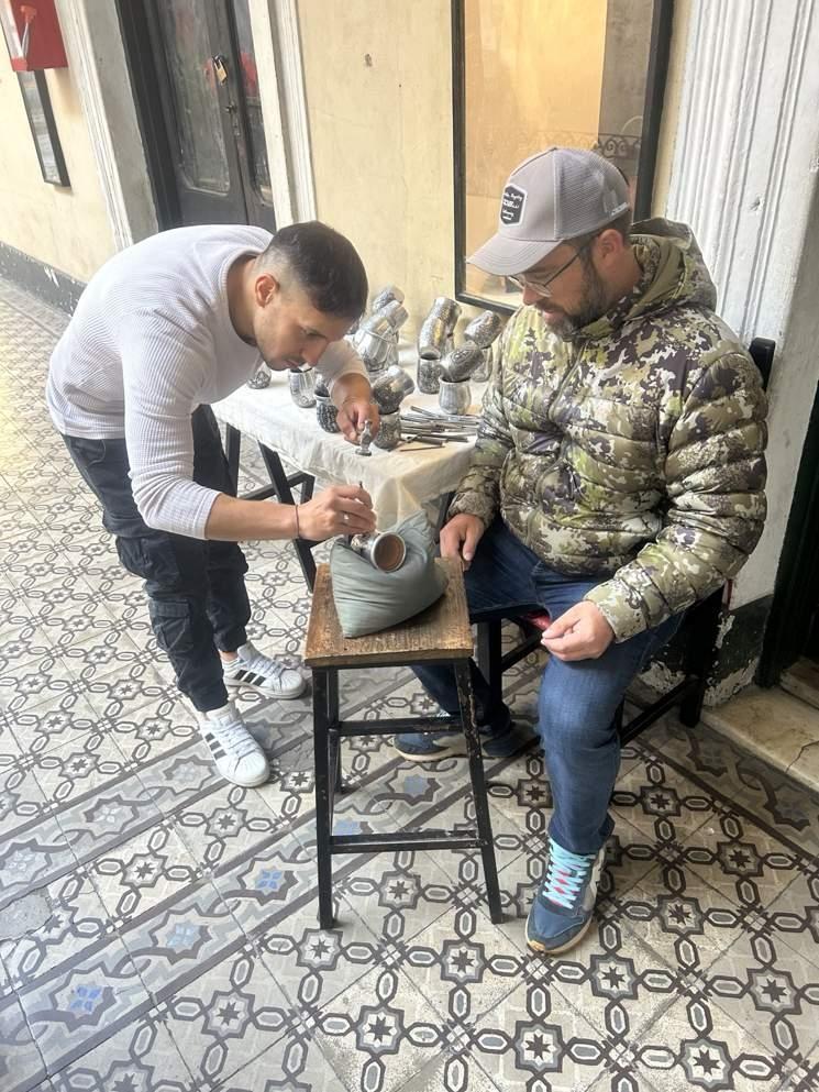 Un client de Mike, en orfèvre du mate