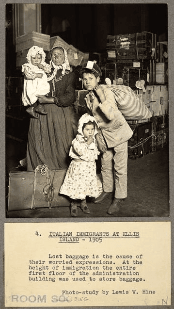 Un famille d'immigrés italiens attendant à Ellis Island