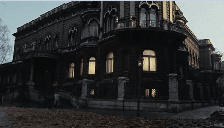 Palais de Karol Poznański, capture du film « Terre promise », réalisé par Andrzej Wajda. (1 h 13 min 37 s — youtube)