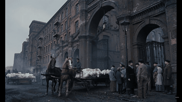 Usine d’Izrael Poznański, capture du film « Terre promise », réalisé par Andrzej Wajda. (1 h 25 min 39 s — youtube)