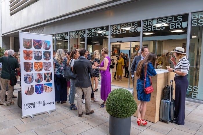 des gens devant la Brussels House