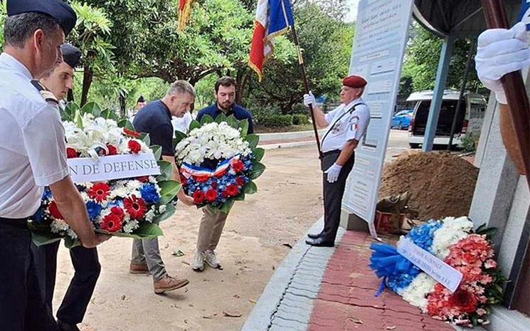 Depot de gerbe lors de l'inauguration des tombes de Francais tombes pour la France au Siam au cimetiere Santhikam