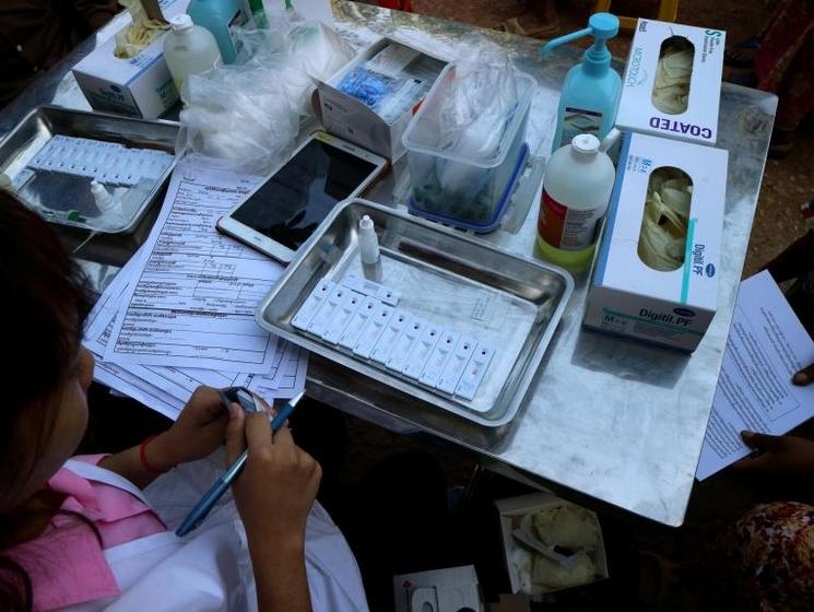 Infirmière cambodgienne rangeantdes tests hépatite C.jpg