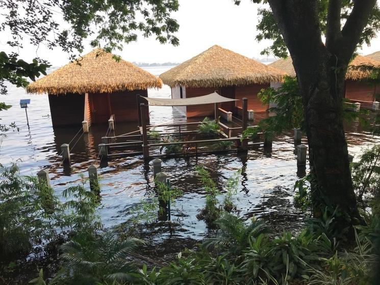 Inondations au bord du fleuve Cogo, à Brazzaville