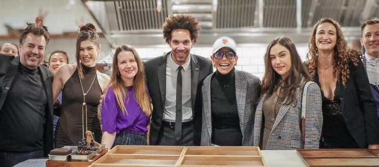 Un groupe de personnes dans la cuisine de Dominique Crenn à San Francisco