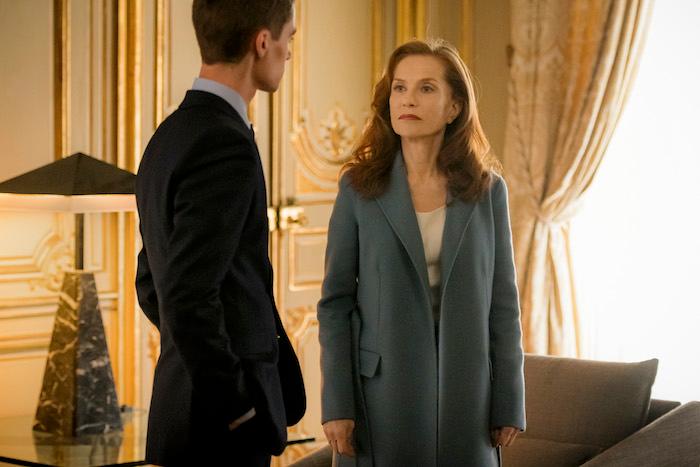 Isabelle Huppert parle a quelqu'un dans un beau bureau