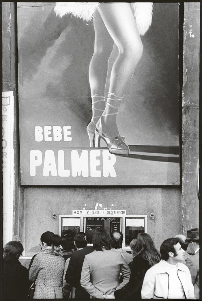 Des gens font la queue pour aller au cine