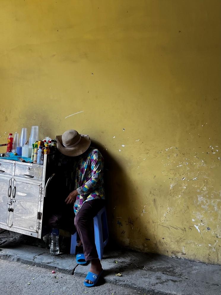 Une micro sieste d'une vietnamienne, vendeuse de rue
