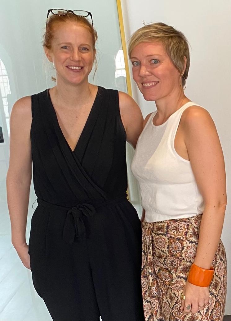 deux femmes cote a cote