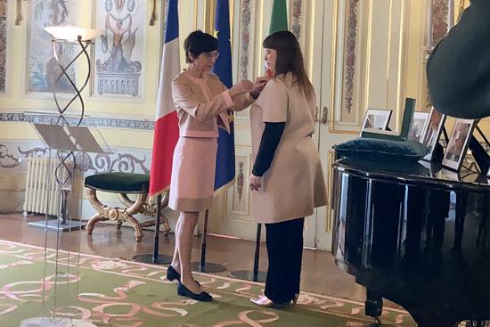 Joana Vasconcelos reçoit, les insignes d’Officier de l’Ordre des Arts et des Lettres