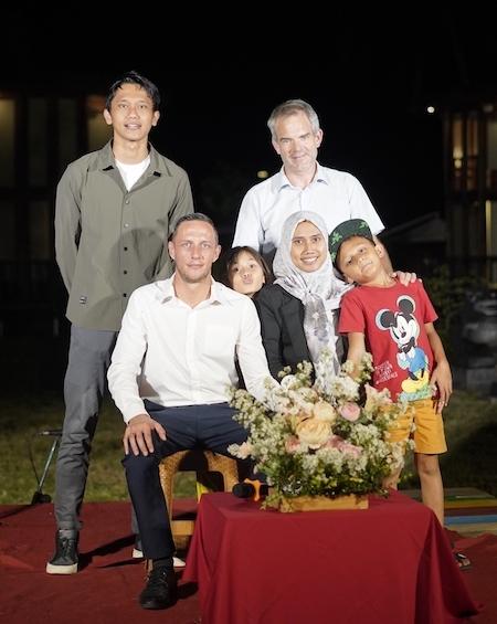 De gauche à droite : Fitrah, Jolan, Jasna, Stéphane, Uus et Adnan