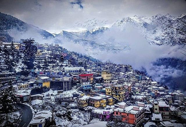 Chutes de neige sur la ville de Joshimath dans l'Himalaya
