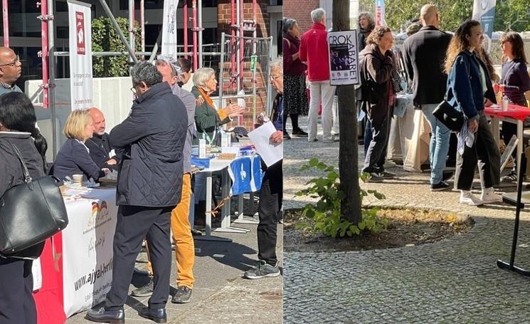 Le public et des stands lors de la journée des associations À Berlin