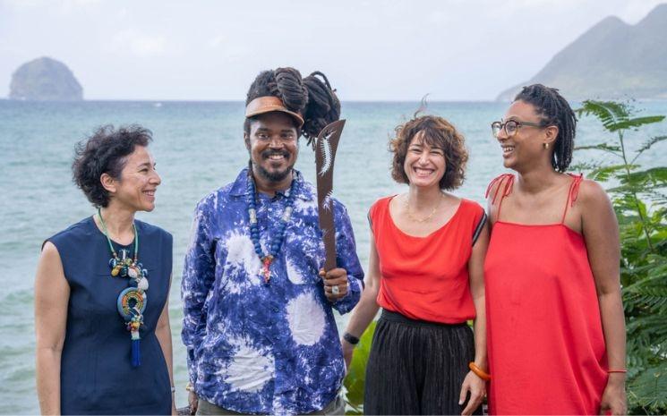 l'artiste julien creuzet et la présidente de l'institut français eva nguyen binh