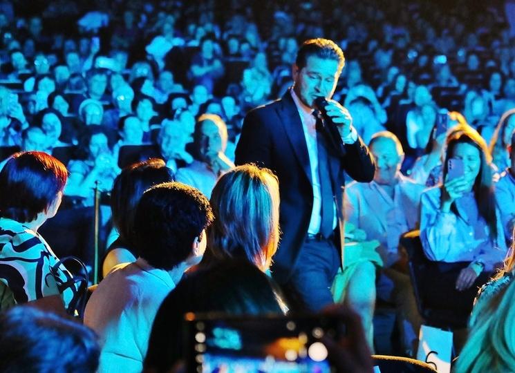 Julien Dassin au milieu de son public lors d'un concert