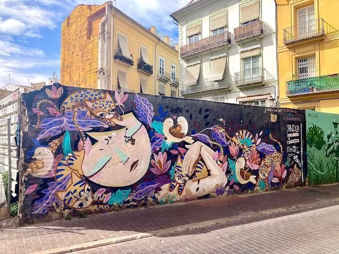 une peinture murale à Valencia de Julieta XLF représentant une jeune fille allongée