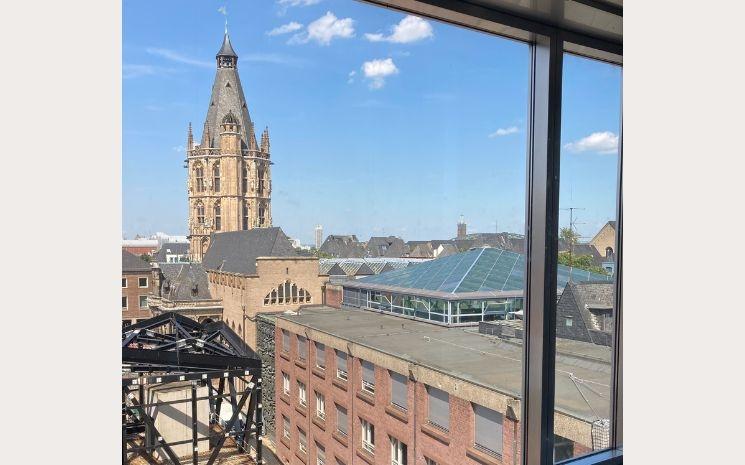 Vue sur la cathédrale de Cologne depuis le troisième étage du Musée Wallraf-Richartz