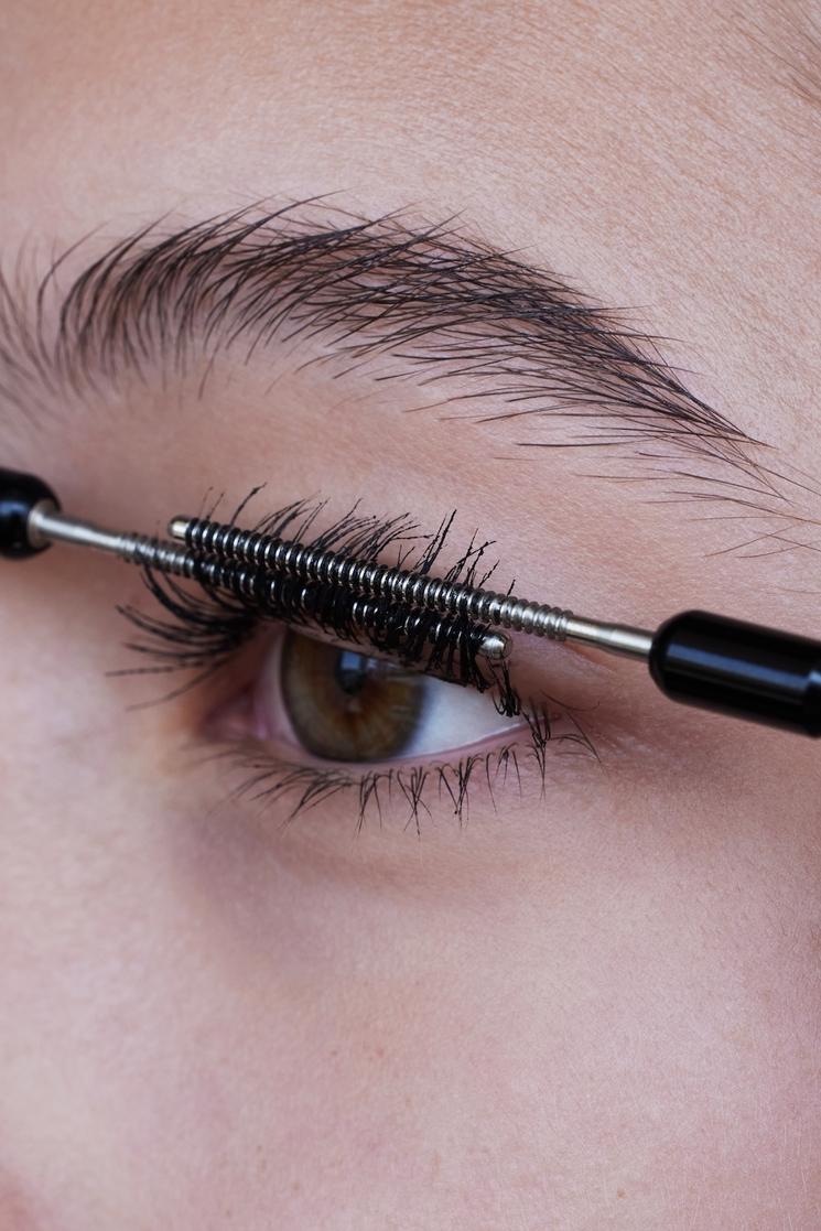 recourbe cil chauffant japonais appliqué sur cils le visage d'une femme