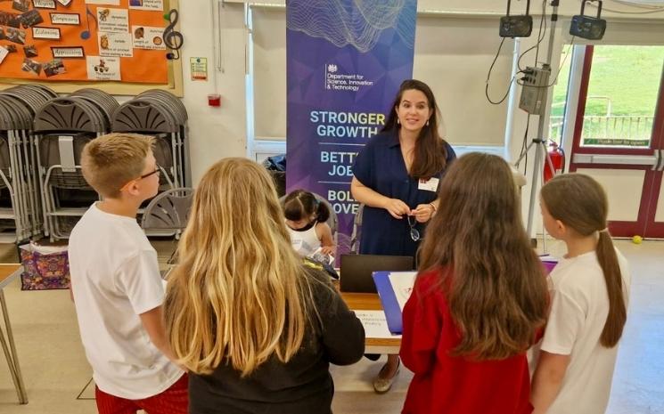 Kaoutar Abousmir en journée d’orientation dans une école, 2024