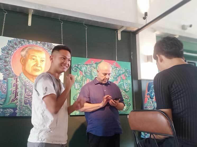 Karona, Nat Di Maggio le curateur et Nak Noy de dos