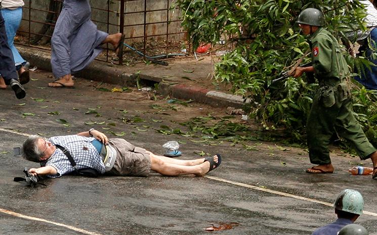 La photo primee par le Pulitzer d'Adrees Latif montrant Kenji Nagai allonge face a un soldat birman