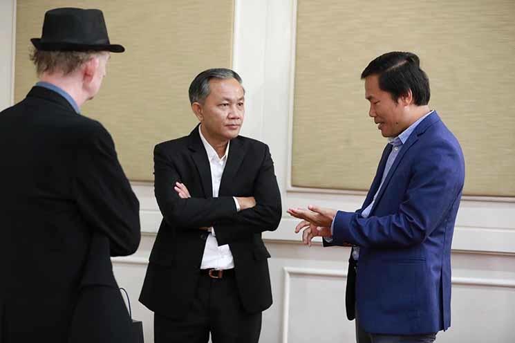 Khim Sok Heng à droite s'entretenant avec les deux co auteurs Ky Sok Lim au centre et Pierre Gillette de dos