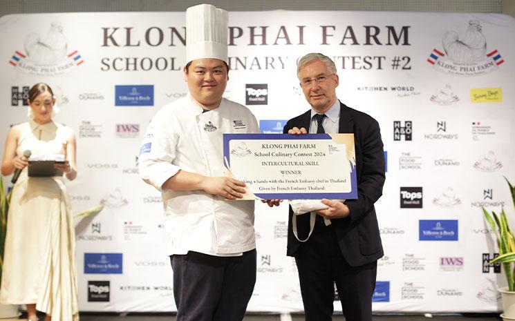 L'ambassadeur de France en Thailande Jean-Claude Poimboeuf remet le prix interculturel a Nitikorn Somsuan